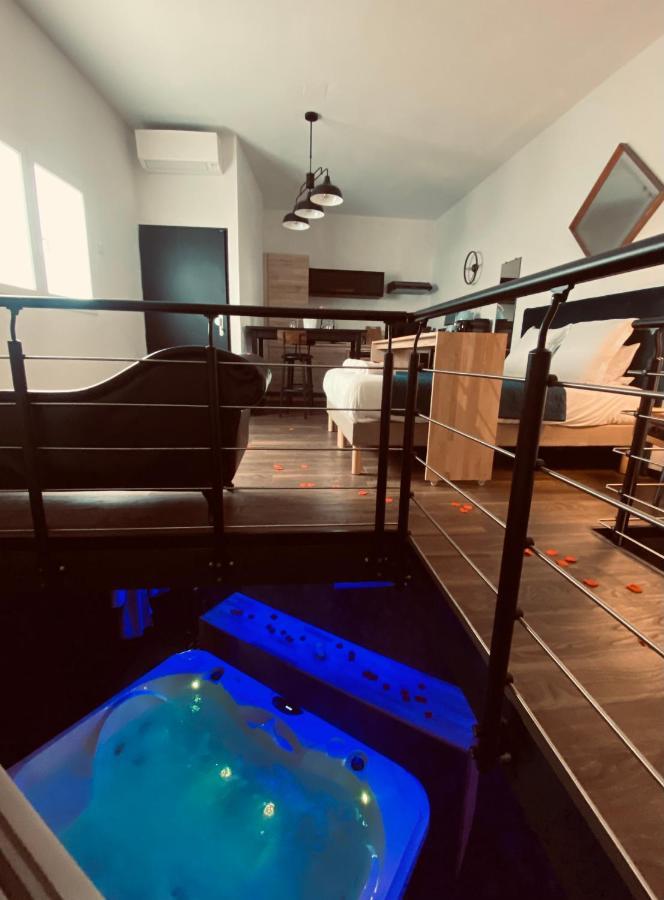 בורדו Mieuxqualhotel Jacuzzi Privatif La Retro מראה חיצוני תמונה